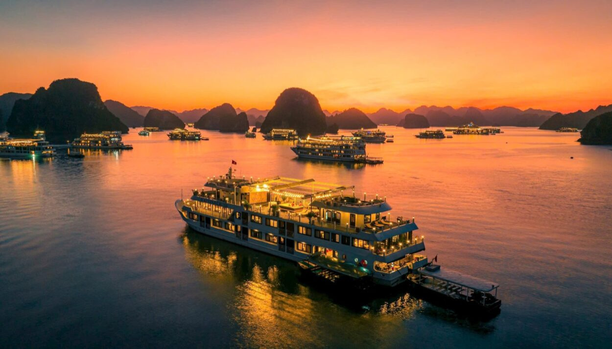 Khung cảnh Vịnh Hạ Long với sắc tím thương hiệu