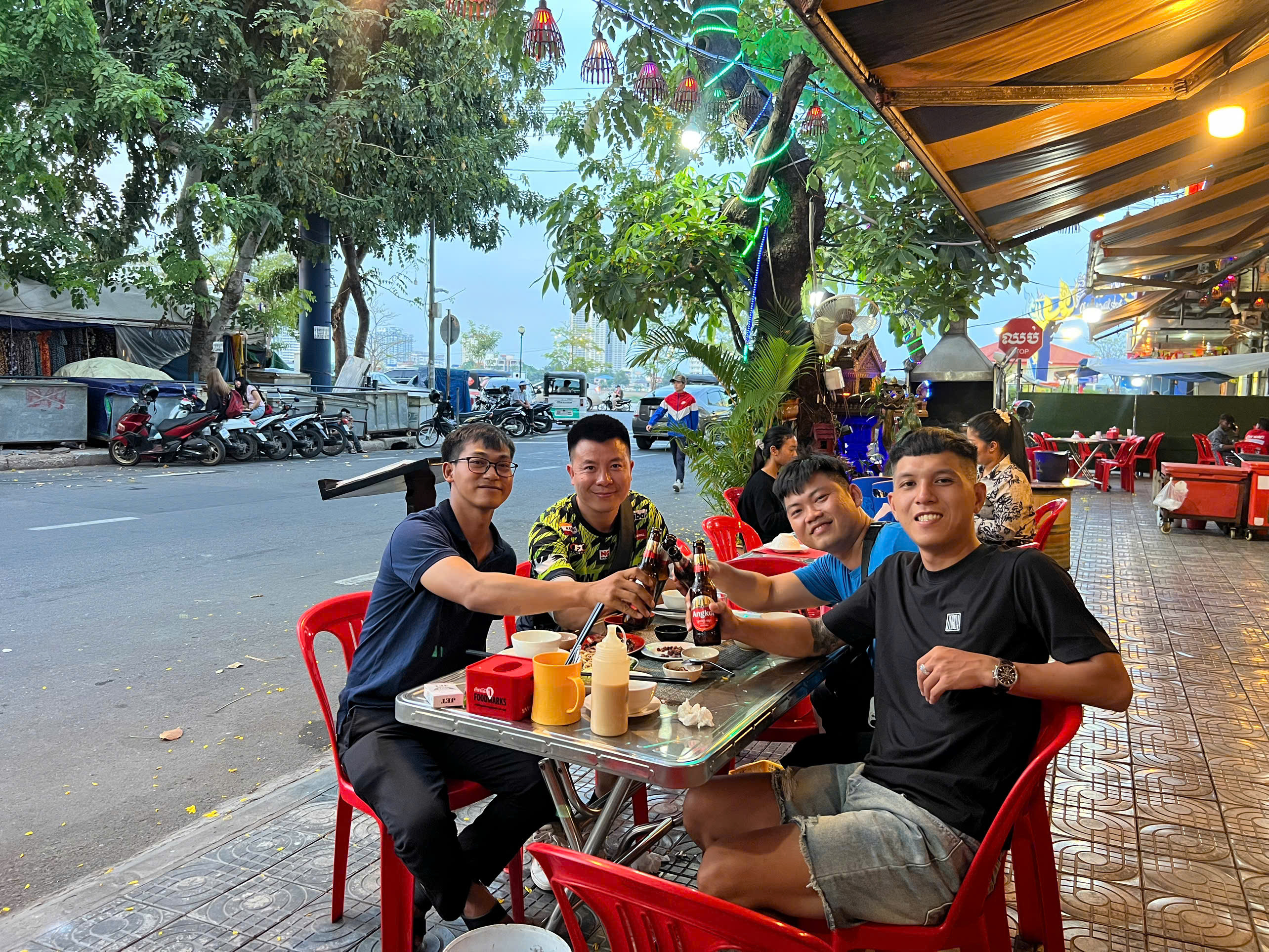 an toàn giao thông mùa World Cup không khí bóng đá cuồng nhiệt