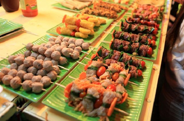 Dạo quanh thưởng thức vô vàn món ngon tại phố ẩm thực Hàng Buồm