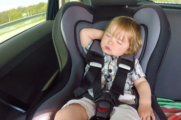 Trẻ cần trang bị kĩ năng gì để thoát hiểm khi bị bỏ quên trên ô tô?