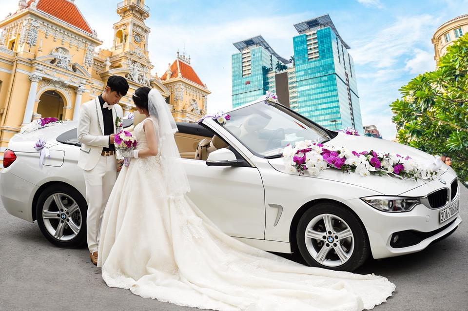 Chú rể có nên tự lái xe rước dâu hay thuê xe cưới?