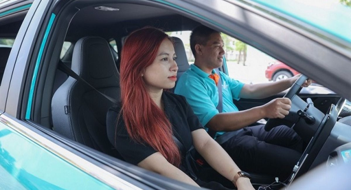 Trải nghiệm lần đầu đi taxi điện của người dân Việt Nam