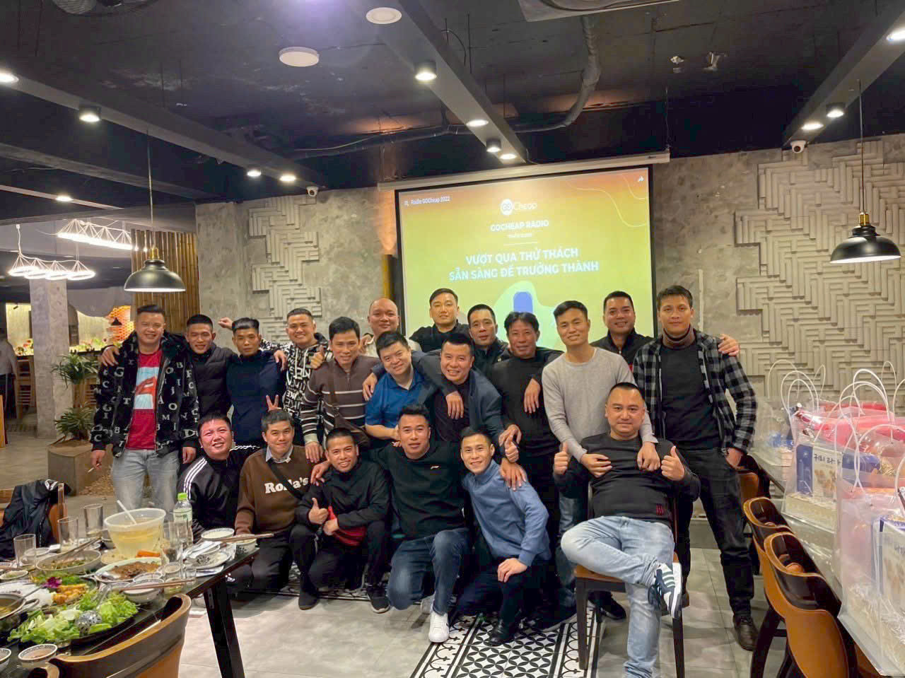đội ngũ lái xe GOCheap liên hoan Mid-night sau ca làm việc