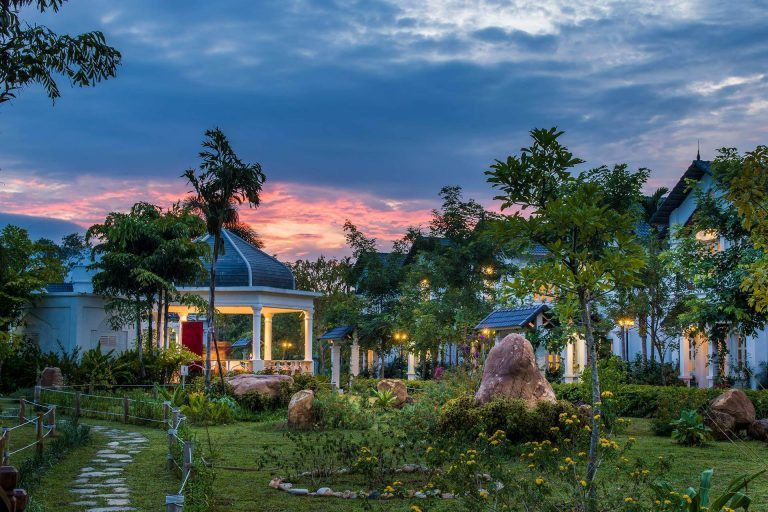 Top 5 resort đẹp gần Hà Nội đưa nhau đi “trốn” cuối tuần