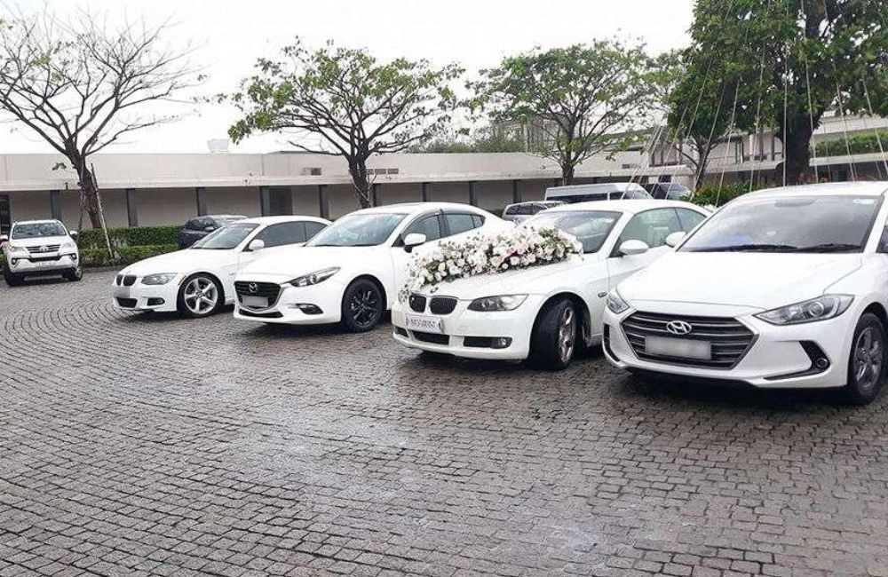 tài xế lái xe cưới