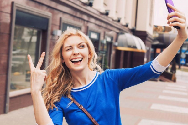 Cắt nghĩa bệnh thích "sống ảo" ở giới trẻ