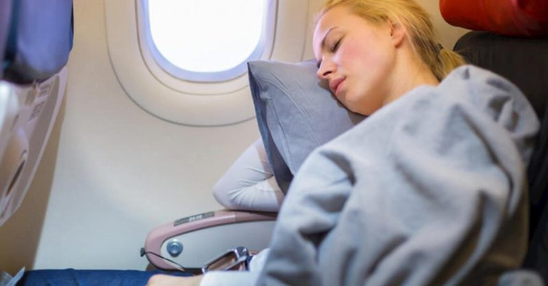 Mẹo ngủ thoải mái trên máy bay dù ngồi khoang phổ thông