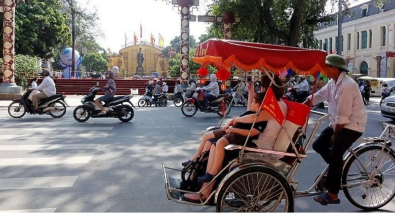 Xích lô Bờ Hồ: trải nghiệm văn hoá và bảng giá chi tiết